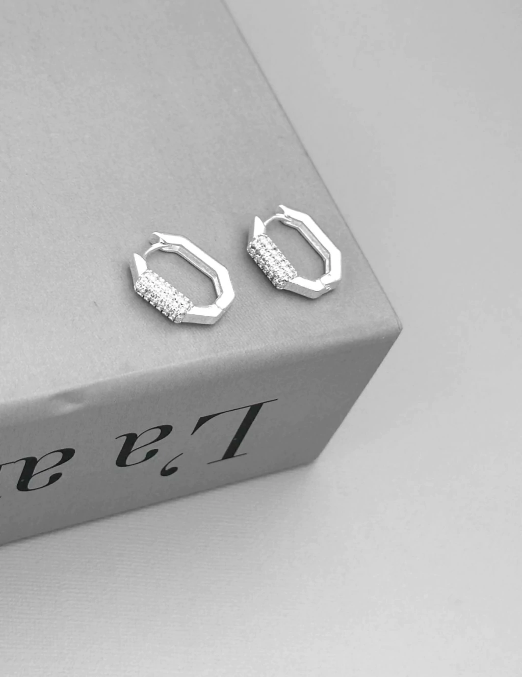 Argola hexagonal lisa com detalhe cravejado
