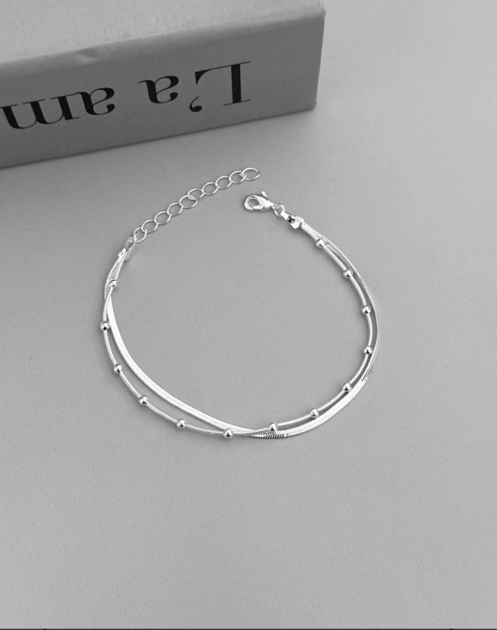 Pulseira dupla com fita laminada e veneziana com bolinhas