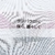 Detalhe da camisa feminina do São Paulo FC, com inscrições em japonês e design em branco com detalhes em vermelho e preto.