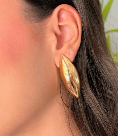Brinco Robusto Liso Banhado em Ouro 18K.