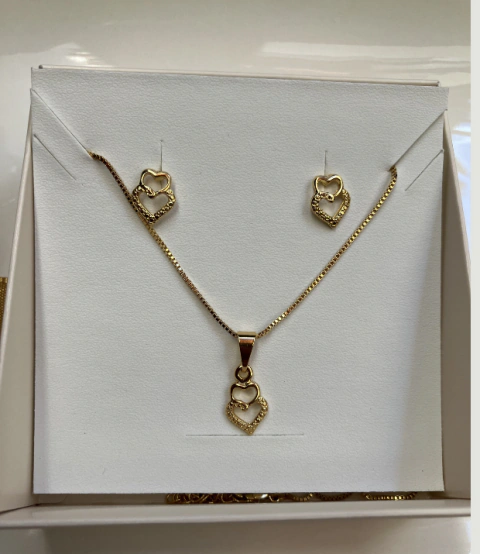 Conjunto de Colar e Brincos de Dois Corações Vazado Banhado em Ouro 18k.