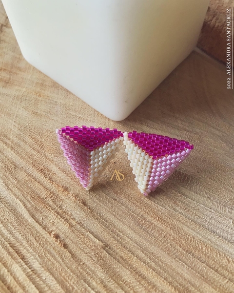 TOPOS TRIÁNGULO 3D FUCSIA