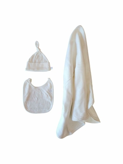 Desagujado Blanco: manta, babero y gorrito - comprar online