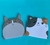 Bloco de notas adesivas em formato de gatinhos, com duas variedades: uma com rosto cinza e outra com manchas coloridas.