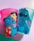Dois copos infantis da Disney com personagens de Lilo e Stitch, um rosa com Lilo e Stitch abraçados e outro azul com Stitch sorrindo.