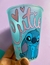 Copo infantil com estampa do personagem Stitch, da Disney, em fundo azul com a palavra "Cutie".