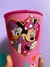 Copinho rosa com ilustrações da Minnie e da Margarida Duck em um fundo cor de rosa.