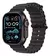 Reloj smartwatch con pantalla digital en negro y correa de silicona negra, mostrando datos de actividad y tiempo.