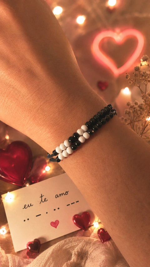 Pulseira para casais com uma linda mensagem secreta escrita em código Morse 'eu te amo' sendo representado por miçangas. Perfeito para quem ama acessórios delicados e para compartilhar com quem ama! 