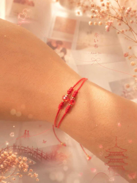 Pulseira super delicada inspirada na lenda Akai Ito: o fio vermelho do destino. Ela é perfeita para quem ama acessórios com significados e compartilhar com quem ama! 