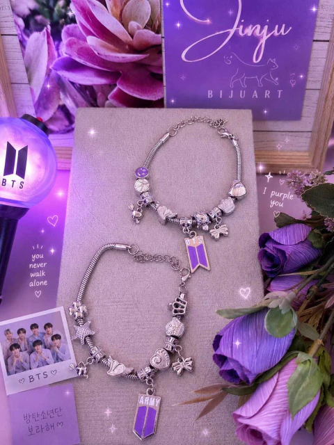 Pulseira de berloques variados com lindo pingente roxo inspirado no logotipo do grupo kpop BTS e no fandom Army. Perfeita para presentear uma fã ou se auto presentear.
Disponível em dois modelos, escolher na hora da compra.