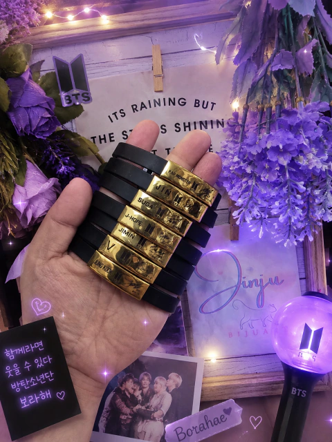 Pulseira emborrachada na cor preta, com detalhe em metal com o nome estampado do integrante do grupo kpop BTS. 