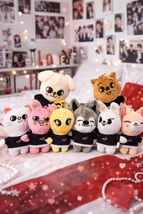Chaveiros pelúcias super fofas inspiradas nos mascotes Skzoo do grupo kpop Stray Kids. Perfeitas para presentear uma Stay ou você mesma colecionar todos!