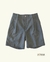 Shorts bermuda en color gris, con diseño clásico y botón frontal.