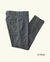 Pantalón sarga gris oscuro doblado sobre fondo claro con detalle de bolsillo trasero