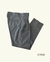 Pantalón Tropical en color gris, con detalles de costura y un diseño elegante.
