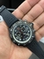 Relógio Breitling funcional com caixa em aço e pulseira de borracha, exibido na palma da mão.