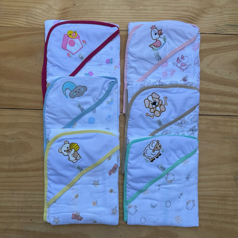 Toalha de Banho Forrada com Fralda Para Bebê – Capuz Bordado | 80x100 cm