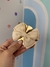 Laço Bege com Detalhe Dourado - Mundo Colorittá