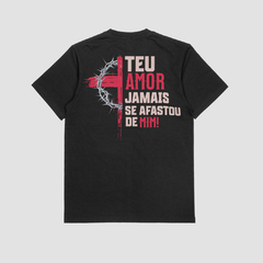 Camisa preta da Style fusion com estampa nas costas com a frase "TEU AMOR JAMAIS SE AFASTOU DE MIM!" e um desenho de uma cruz com espinhos.
