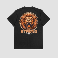 Camisa preta da Style fusion com estampa de leão rugindo e a palavra "STRONG ROAR" na parte de trás.