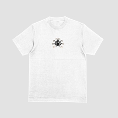 Camisa branca da Style fusion com estampa de um polvo no centro.