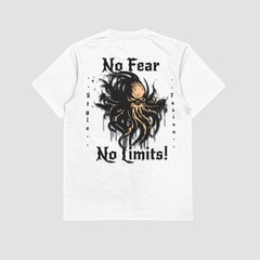 Camisa branca da Style fusion com estampa de um polvo e as palavras "No Fear" e "No Limits" em destaque.