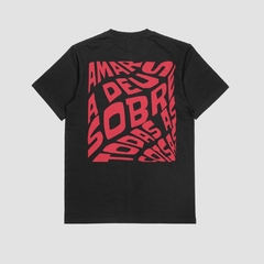 Camisa preta da Style fusion com estampa vermelha que diz "Amar a Deus sobre todas as coisas" na parte de trás.