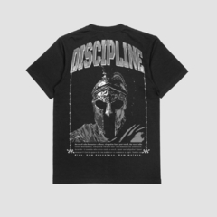 Camisa preta da Style fusion com estampa de um guerreiro e a palavra "DISCIPLINE" em destaque na parte de trás.