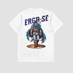 Camisa branca da Style fusion com estampa de personagem em armadura e capa, acompanhado do texto "ERGA-SE" na parte de trás.