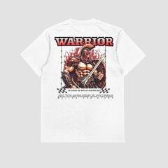 Camisa branca da Style fusion com estampa de um guerreiro em armadura, segurando uma espada e um escudo, com a palavra "WARRIOR" em destaque na parte de trás.