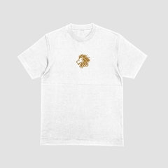 Camisa branca da Style fusion com estampa dourada de um leão na parte frontal.