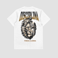 Camisa branca da Style fusion com estampa de leão e armadura, texto "DISCIPLINA FORJA A LENDA" na parte de trás.