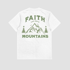 Camisa branca da Style fusion com estampa verde, a frase "FAITH CAN MOVE MOUNTAINS" e ilustrações de montanhas e árvores.