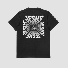 Camisa preta da Style fusion com estampa em letras brancas e cinzas que diz "Jesus Vive/Reina por toda eternidade" em um design dinâmico.