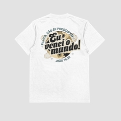 Camisa branca da Style fusion com estampa nas costas, apresentando a frase 'Eu venci o mundo!' uma referência bíblica de João 16:33.