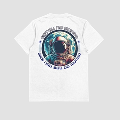 Camisa branca da Style fusion com estampa de astronauta e frases dizendo "Estou no mundo, mas não sou do mundo".