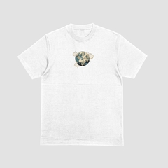 Camisa branca da Style fusion com estampa de um globo terrestre.
