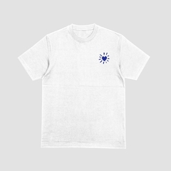 Camisa branca da Style fusion com estampa de coração azul e raios ao redor, representando amor e fé.