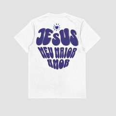 Camisa branca da Style fusion com a frase "Jesus meu maior amor" estampada em letras grandes na parte de trás.