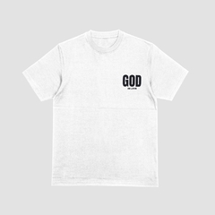 Camisa branca da Style fusion com estampa preta na parte frontal, com a frase "GOD IS LOVE".