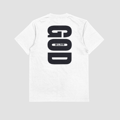 Camisa branca da Style fusion com estampa preta nas costas, com a frase "GOD IS LOVE".