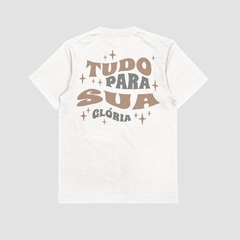 Camisa branca da Style fusion com estampa na parte de trás dizendo "TUDO PARA SUA GLÓRIA".