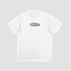 Camisa branca da Style fusion com a palavra "JESUS" estampada em destaque.