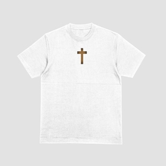 Camisa branca da STYLE FUSION com estampa de uma cruz dourada.
