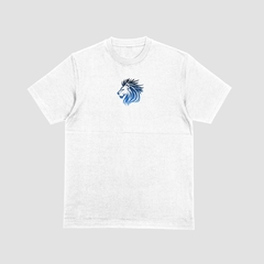 Camisa branca da Style fusion com estampa colorida de um leão estilizado na cor azul. 