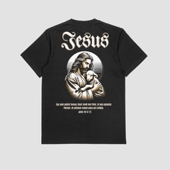 Camisa preta da Style fusion com estampa de Jesus segurando um cordeiro, acompanhada de uma citação bíblica de João 10:14-15.