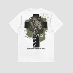 Camisa branca da Style fusion com estampa de leão e cruz, texto "Yeshua Salva" e mensagem "Ele me libertou do império das trevas".