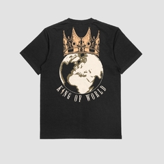 Camisa preta da Style fusion com estampa de um globo terrestre e uma coroa dourada, com a frase "KING OF WORLD" na parte inferior.