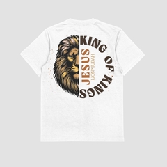 Camisa branca da Style fusion com estampa do leão e a frase "Jesus, Lion of Judah" na parte de trás, representando a coleção cristã.